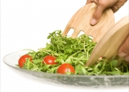 Drewniane łapki do serwowania sałaty Sagaform